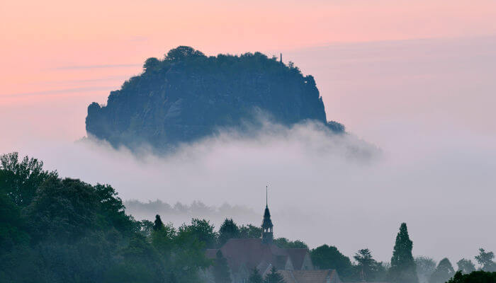 Elbsandsteingebirge im Nebel und Morgenrot