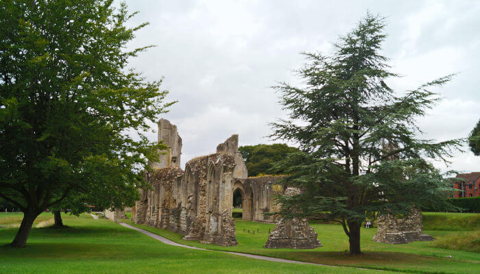 Ruinen Glastonbury Abbey mit Bäumen im Sommer