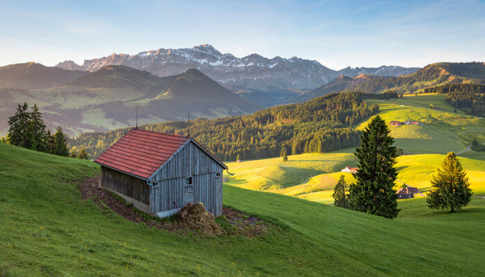 Alphütte im Sommer bei Sonnenaufgang im Appenzellerland