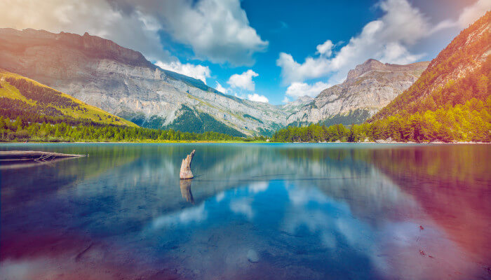Lac de Derborence - blauer Bergsee mit spiegelnden Alpen