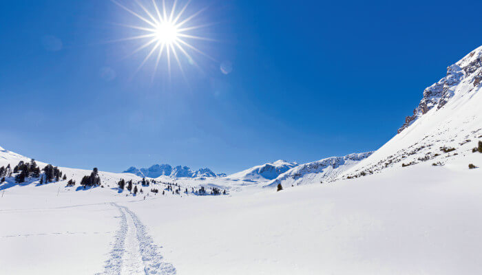 Schneebedeckte Jufplaun-Ebene bei Sonnenschein