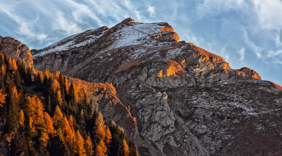 Berggipfel in der Abendsonne im Herbst