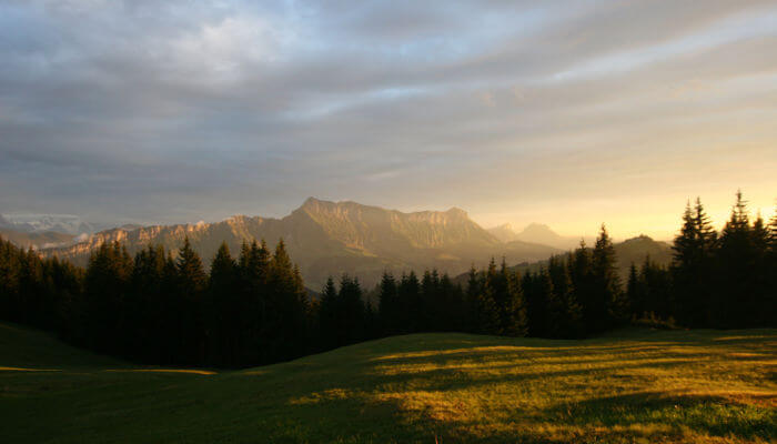 Bergpanorama in der Abenddämmerung