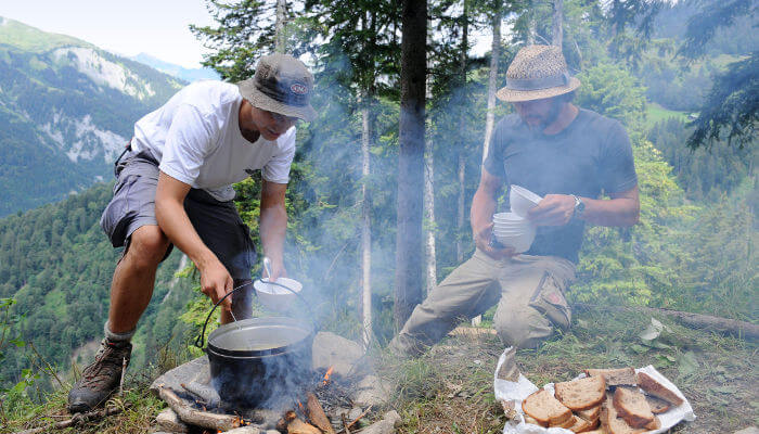 Personen beim Kochen in der Wildnis im Sommer