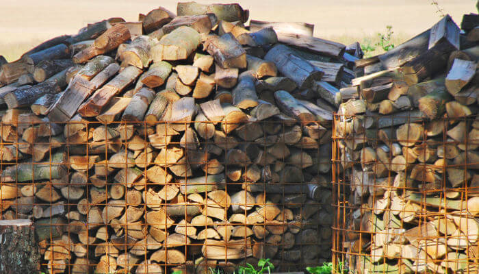 Grosse Holzbeige in der Sonne