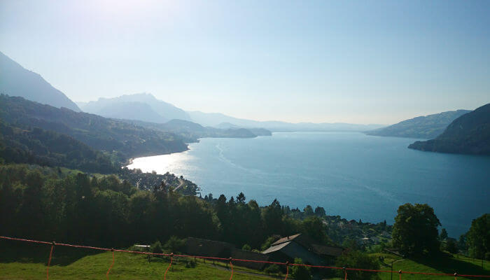 Thunersee umgegeben von Bergen und Wäldern im Herbst