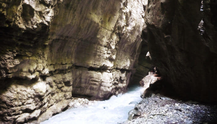 Fels-Schlucht mit Bergbach
