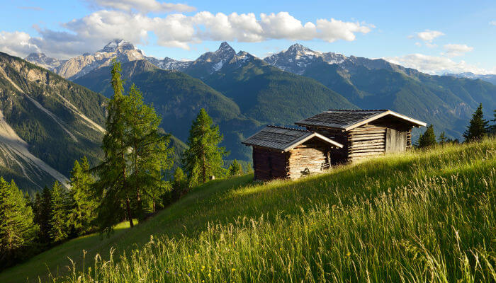 Berghütten auf der Alp im Parc Ela im Sommer