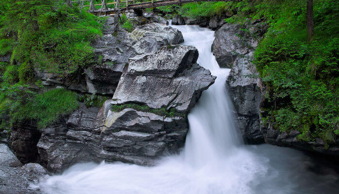Wasserfall über Steine am Wildwasserweg