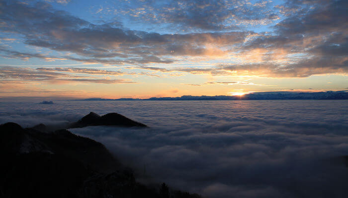 Blick auf ein Nebelmeer bei Sonnenuntergang auf der Belchenfluh