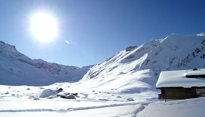 Tiefverschneite Engstlingenalp bei Sonnenschein