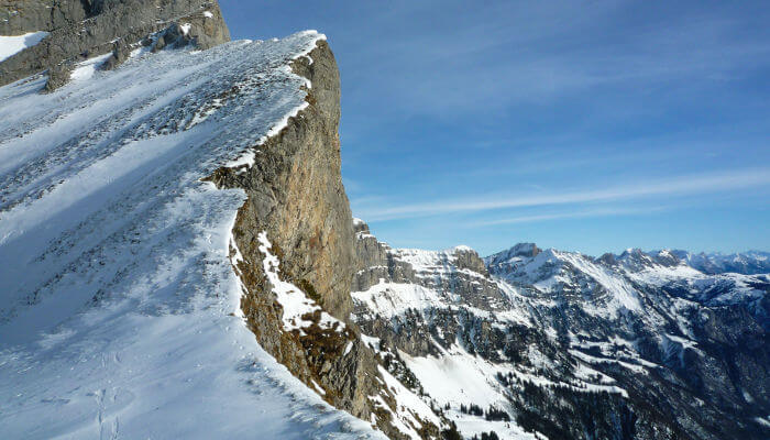 Steile verschneite Felswände im Frümseltal im Winter