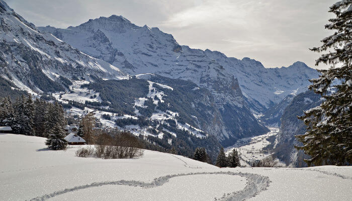 Herz im Schnee vor Bergwelt im Lauterbrunnental