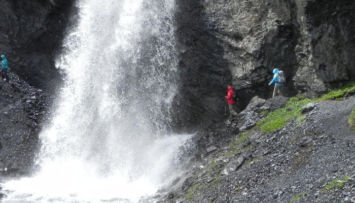 Menschen neben einem grossen Wasserfall
