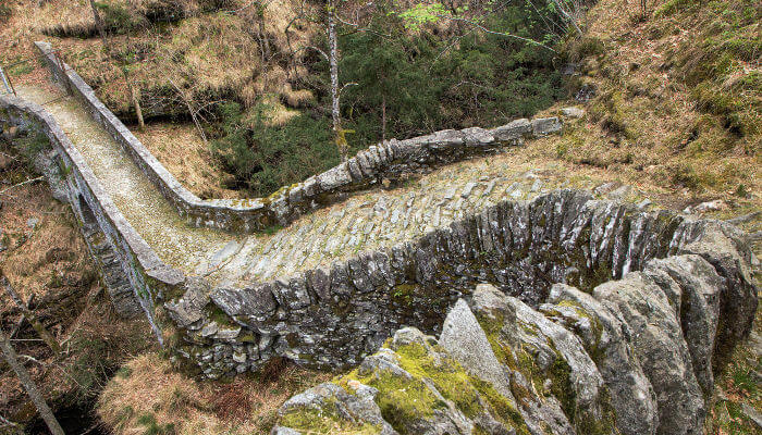 Steinbrücke und Steintreppe in den Bergen im Frühling