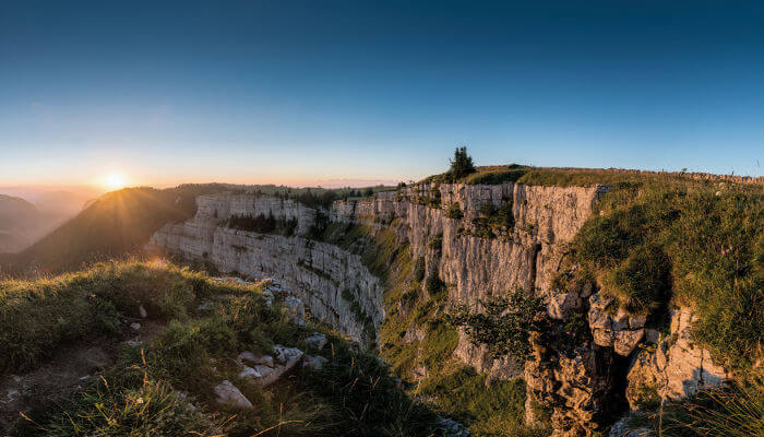 Felswand Creux-du-Van bei Sonnenuntergang