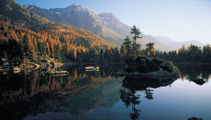 Lago di Saoseo in herbstlicher Berglandschaft