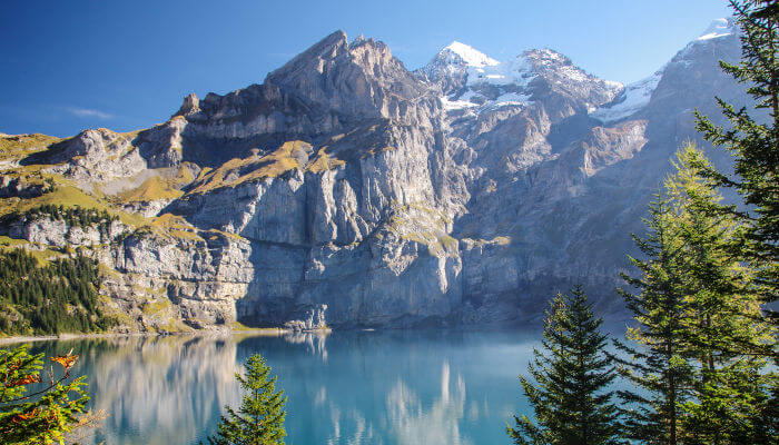 Oeschinensee umgegeben von Bergen im Sommer