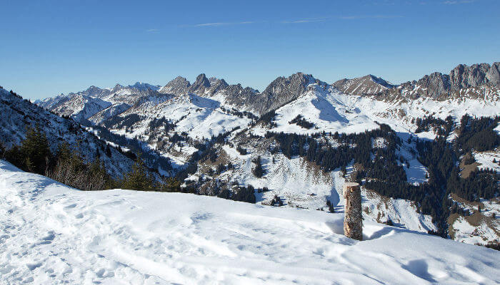 Schnee am Hundsrügg bei Sonnenschein