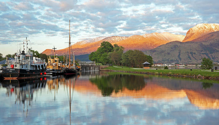 See und Schiff mit Bergen bei Ben Nevis Schottland