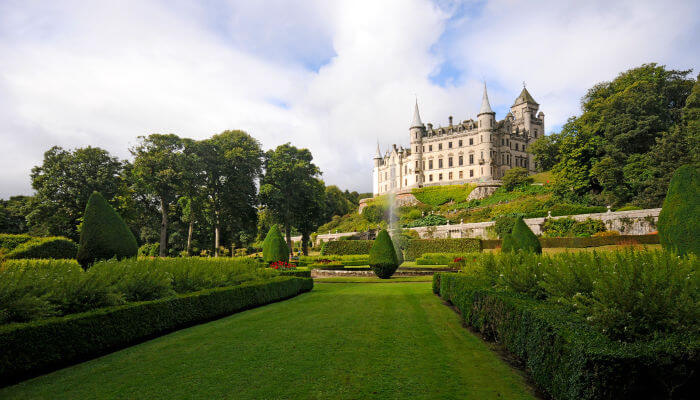 Gepflegter Schlossgarten im Sommer Durbin Castle