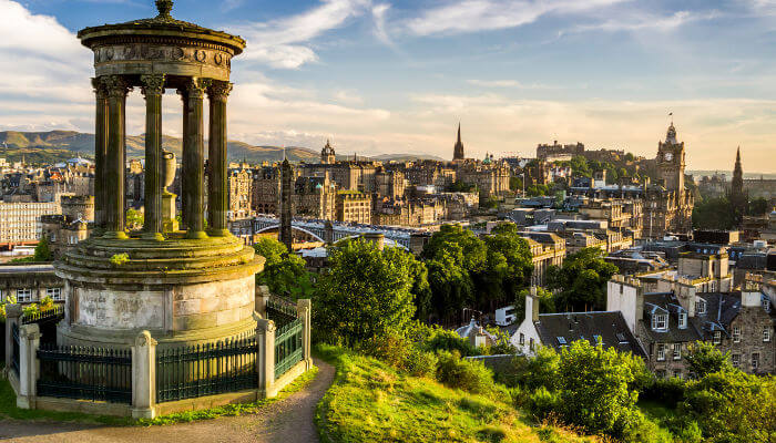 Stadt Edinburgh in Schottland bei Sonnenschein