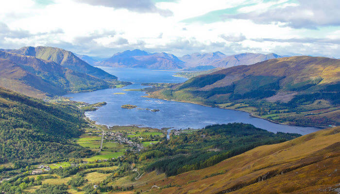 See und Hügellandschaft in Schottland bei Glencoe