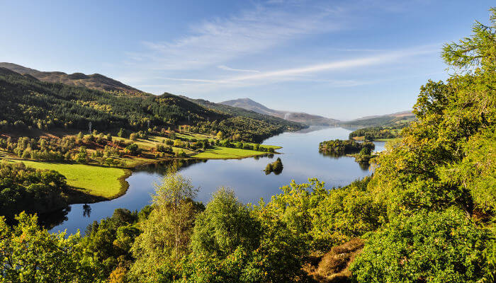 See und Hügellandschaften in Schottland bei Loch Tummel