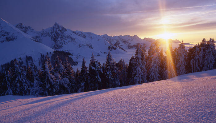 Sonnenuntergang im Winter in der Bergwelt Selibühl