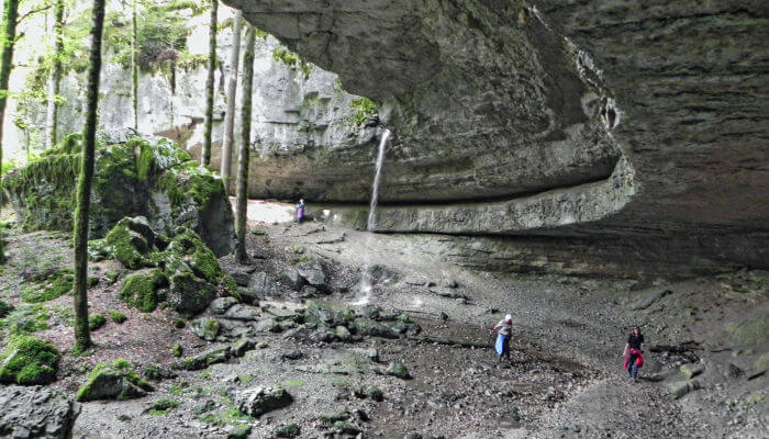 Höhle im Wald im Herbst bei der Chute du Bièf