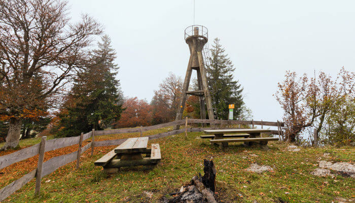 Aussichtsturm im Herbst auf dem Mont Raimeux