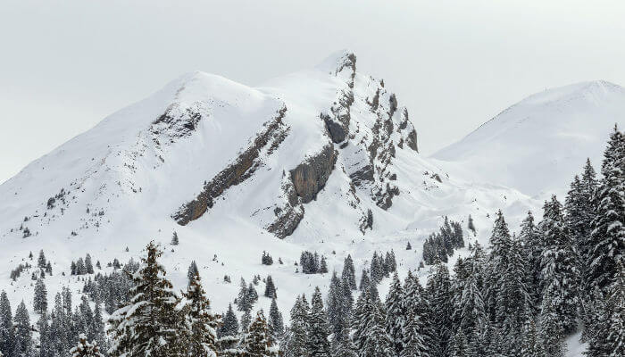 Verschneiter Berggipfel in Nidwalden