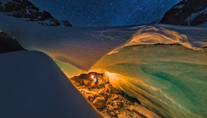 Eishöhle in der Nacht