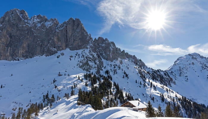 Verschneite Freiburger Voralpen bei Sonnenschein im Winter