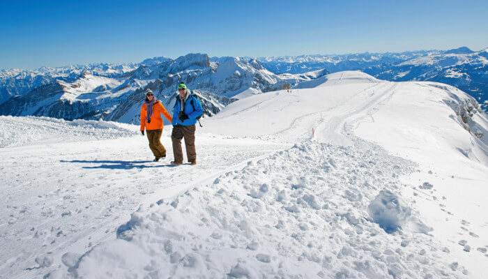 Wanderer auf Panoramarundweg Rosenboden im Winter