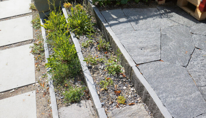 Versiegelter Sitzplatz mit Treppe