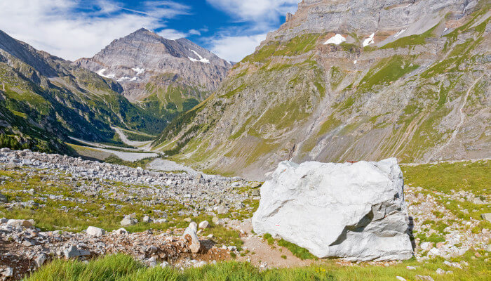 Felsblöcke im Gasterntal Grosse Felsblöcke im Gasterntal im Sommer