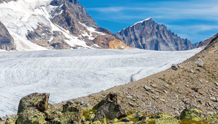 Gletscher und Berge im Sommer auf der Kanderfrin
