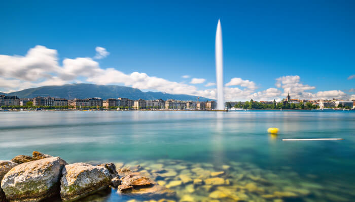 Skyline von Genf mit Springbrunnen im Genfersee