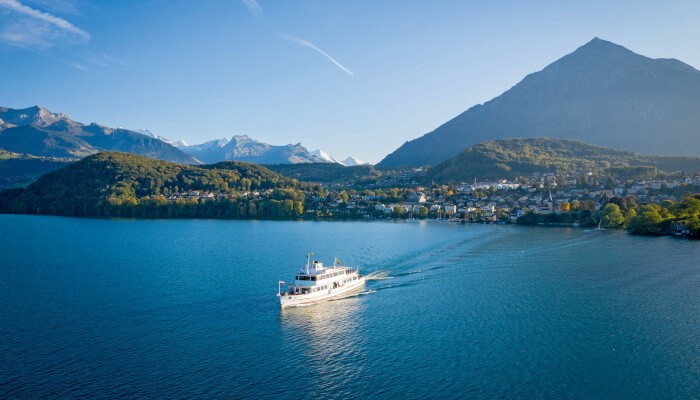 Schiff auf dem Thunersee im Sommer mit Skyline des Niesen