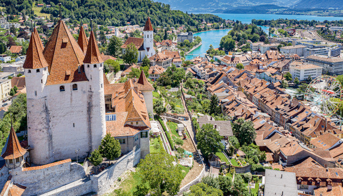 Luftaufnahme Altstadt von Thun mit Burg im Sommer
