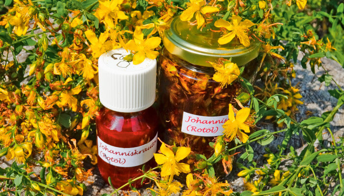 Flasche und Einmachglas mit Johanniskraut
