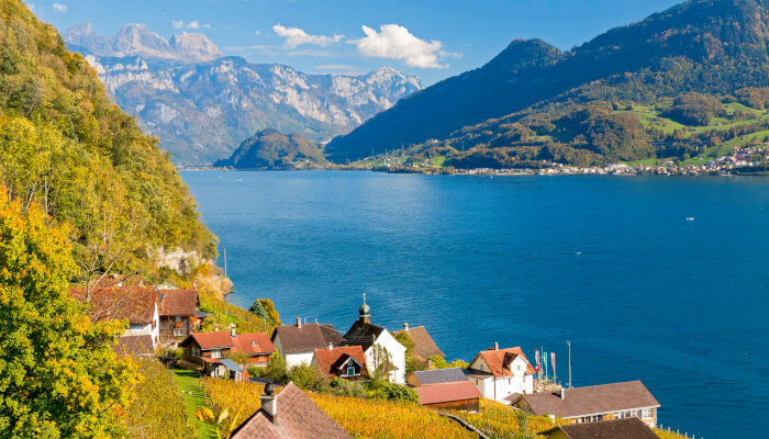 Häuser und Kirche am Walensee