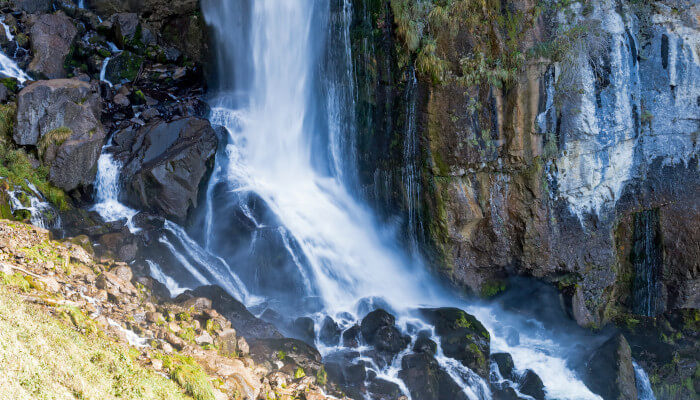 Wasserfall stürzt die Felsen herunter