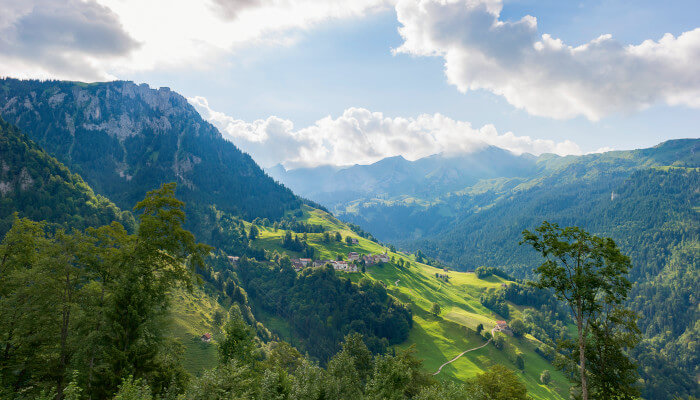 Blick auf Maria Rickenbach in eine schöne Bergwelt