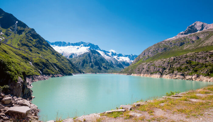 Blauer Göscheralp-Stausee im Sommer in herrlicher Berglandschaft