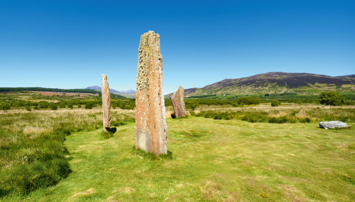 Grosse Steingruppe in einer grünen Wiese