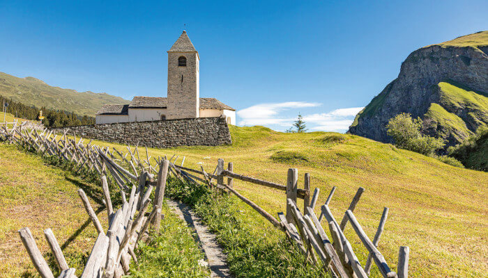 Die Thalkirche im Safiental bei schönstem Sommerwetter