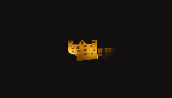 Beleuchtetes Schloss in der Nacht