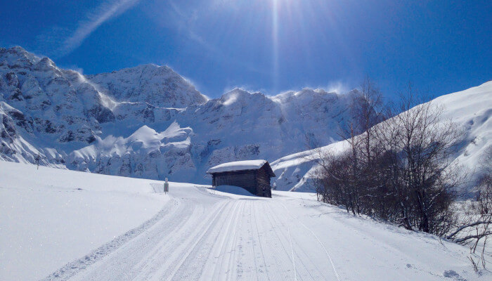 Winterlandschaft im Safiental bei schönstem Winterwetter in beschneiter Bergkulisse